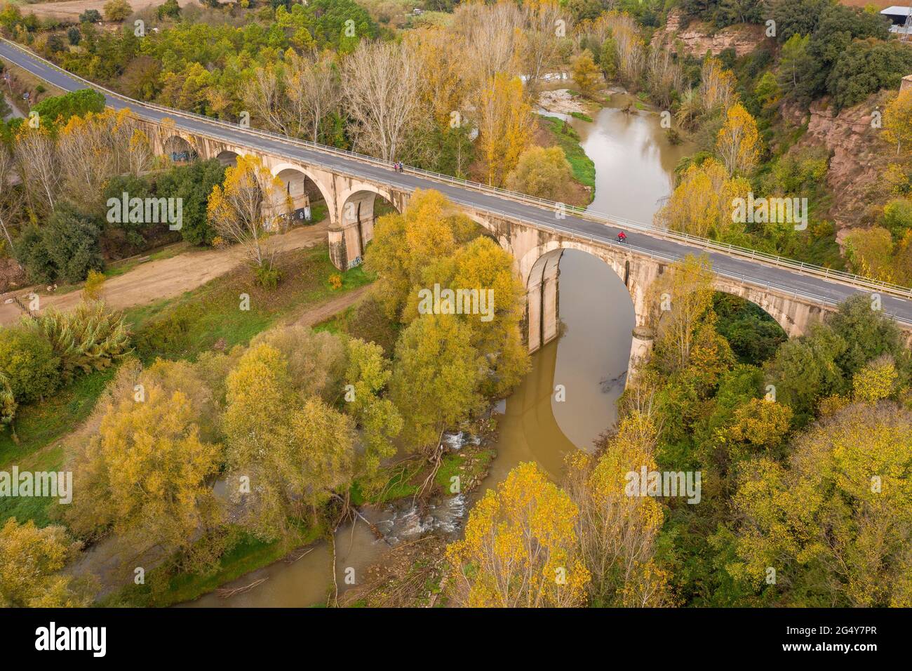 Vista aerea della città della società Cal Forcada e del fiume Llobregat a Navàs in autunno (Bages, Barcellona, Catalogna, Spagna) Foto Stock