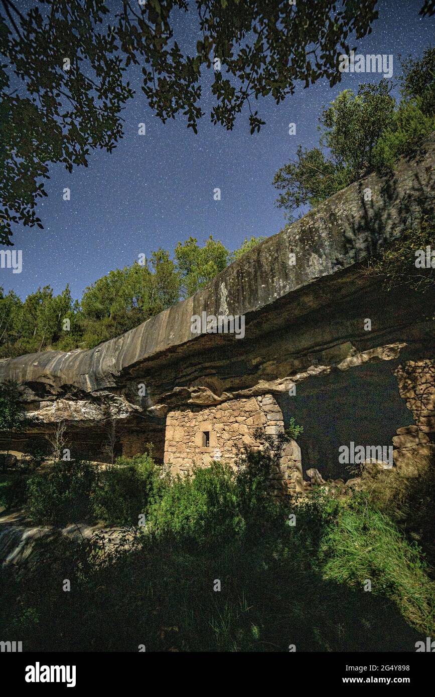 Balma de Comaposada Shelter, un'antica grotta abitata nei pressi di Castelladral, di notte (Navàs Barcellona, Catalogna, Spagna) Foto Stock
