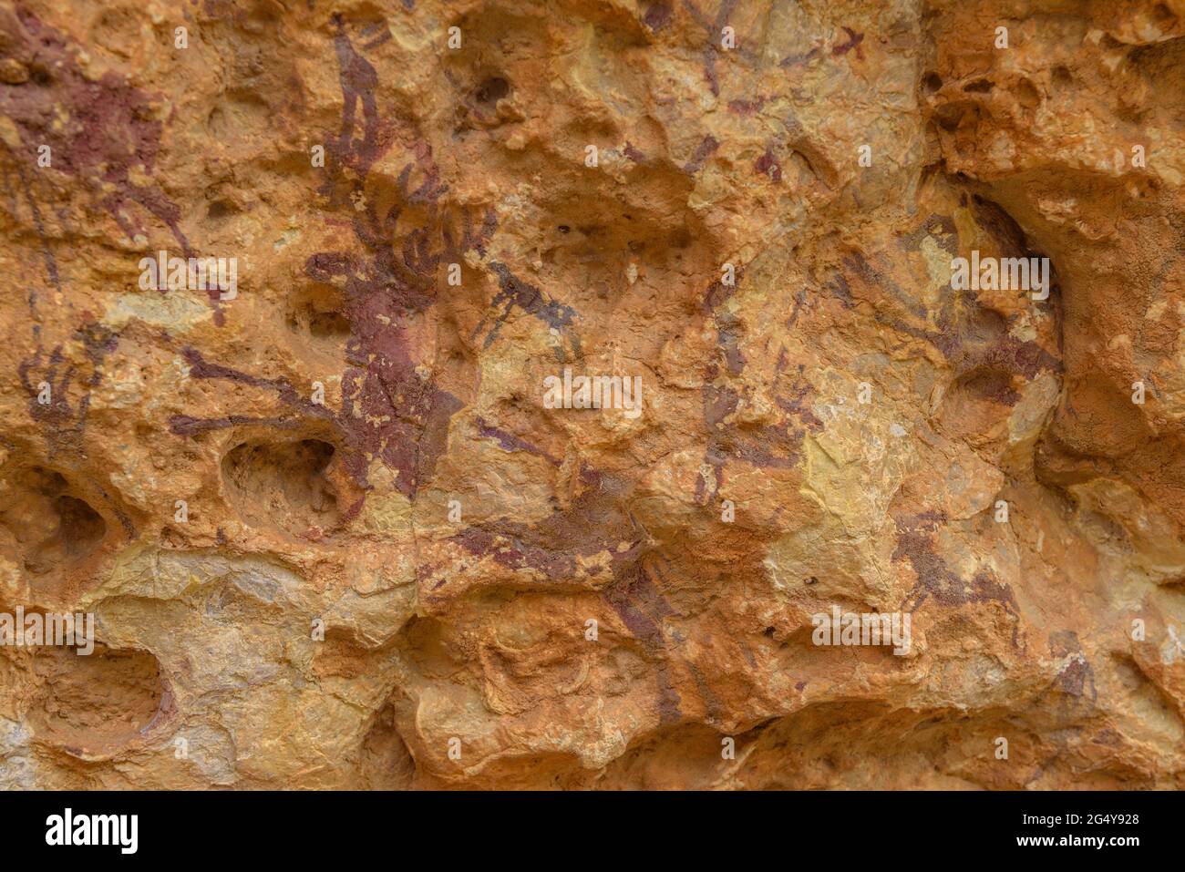 Pitture rupestri di Abrics de l'Ermita, vicino all'eremo Ermita de la Pietat, di circa 8000 anni, patrimonio dell'umanità dell'UNESCO (Ulldecona) Foto Stock