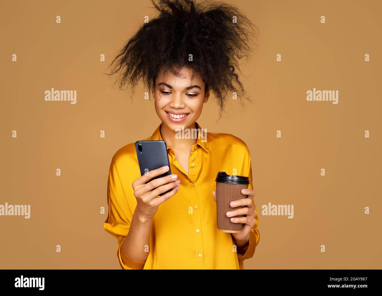 La ragazza beve il caffè immagini e fotografie stock ad alta risoluzione -  Alamy