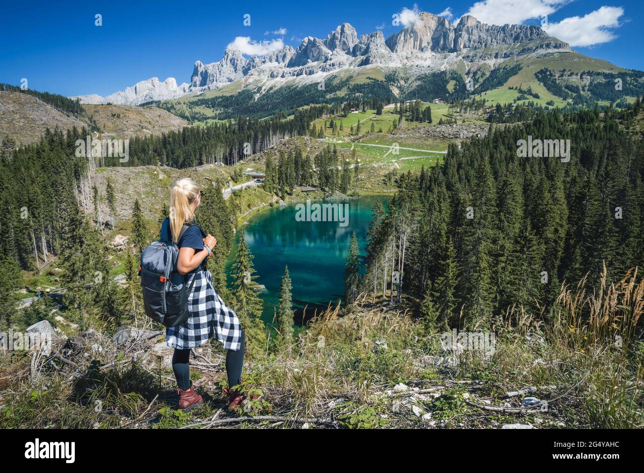 Donna con zaino Godetevi il lago Carezza dall'alto - Lago di Carezza,  Karersee, provincia di Bolzano, Alto adige, Italia Foto stock - Alamy