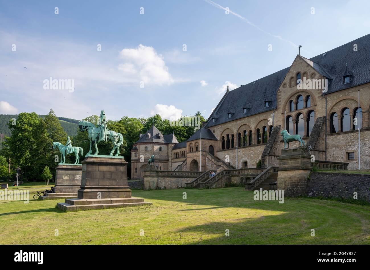 Goslar, Kaiserpfalz, davor Bronzestatuen der Kaiser Friedrich Barbarossa und Wilhelm I. sowie 2 Kopien des „Braunschweiger Löwen", 19. Jahrhundert Foto Stock