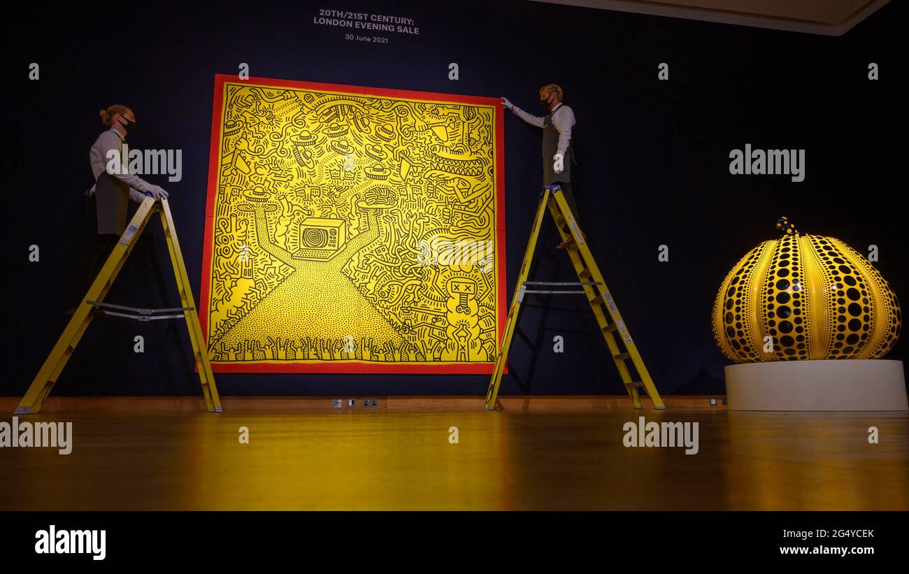 Christie’s, Londra, Regno Unito. 24 giugno 2021. Opere di Basquiat, Degas, Giacometti, Kusama, Picasso e Bridget Riley sono presenti nella vendita artistica del XX secolo, che si terrà il 30 giugno a Londra. Immagine: Senza titolo di Keith Haring, 1984, stima £3,900,000-4,500,000; (a sinistra): Zucca di Yayoi Kusama, 2009, stima £1,200,000-1,800,000. Credit: Malcolm Park/Alamy Live News. Foto Stock