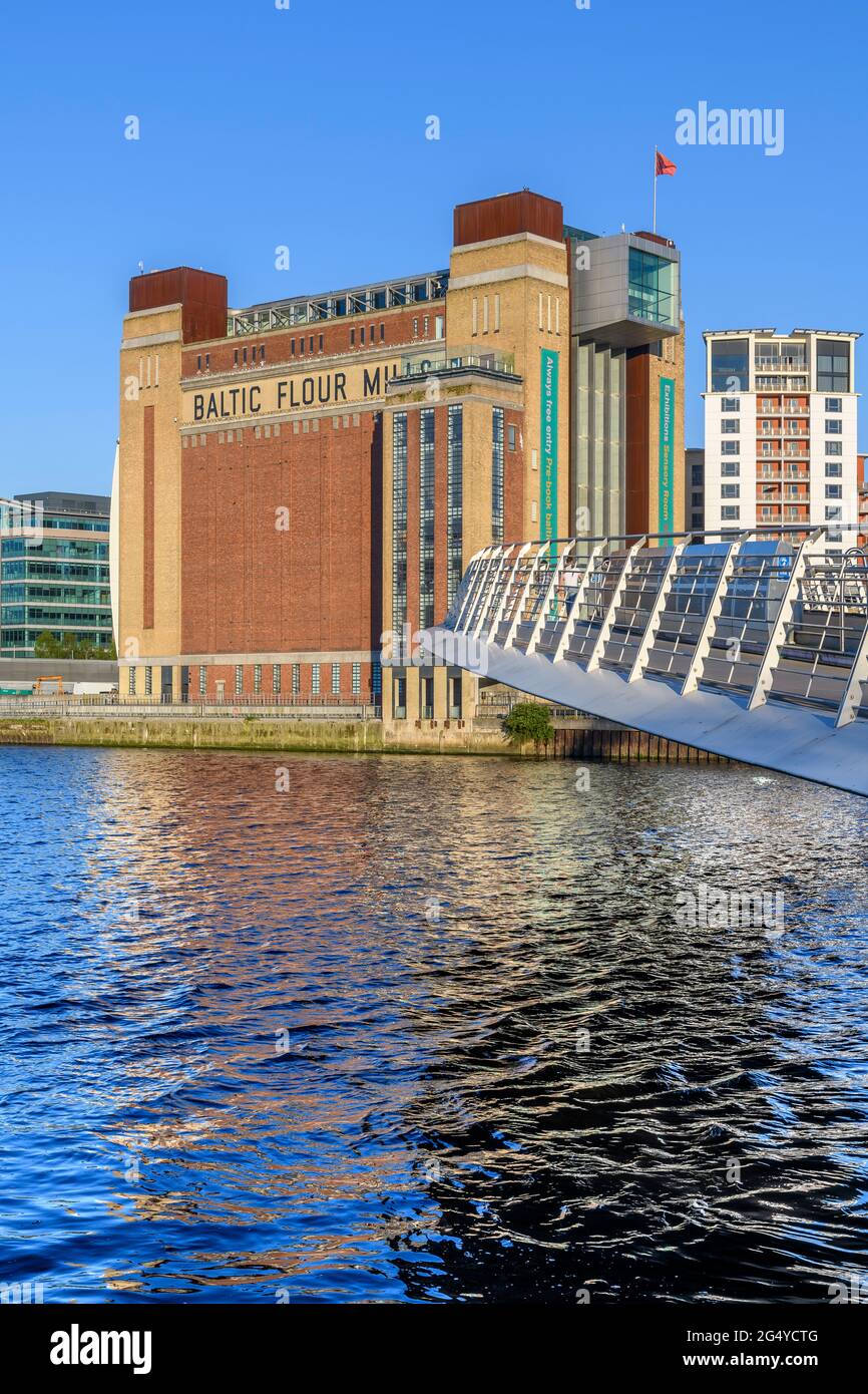 Gateshead Millennium Bridge e IL BALTIC Centre for Contemporary Art di Gateshead. Creato da un vasto mulino convertito. Foto Stock