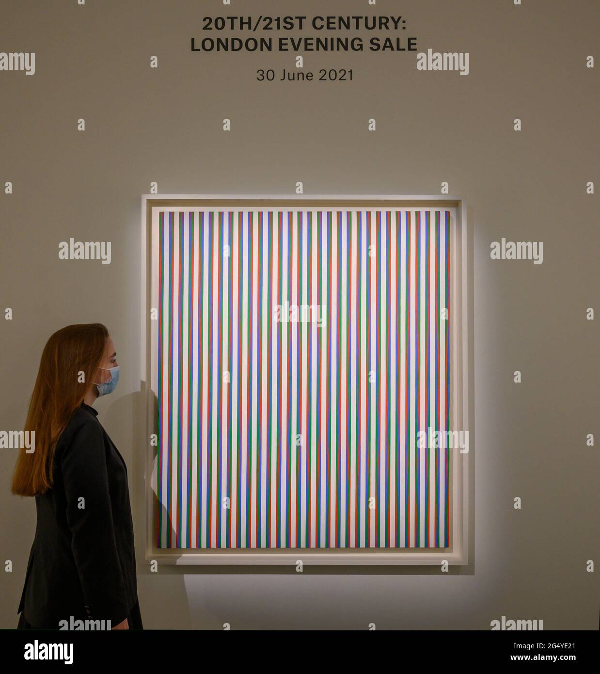 Christie’s, Londra, Regno Unito. 24 giugno 2021. Le opere di Basquiat, Degas, Giacometti, Kusama, Picasso e Bridget Riley sono in vendita nel XX secolo, che si terrà il 30 giugno a Londra. Image: Zing 2 by Bridget Riley, 1971, Estimate £1,800,000-2,200,000. Credit: Malcolm Park/Alamy Live News. Foto Stock