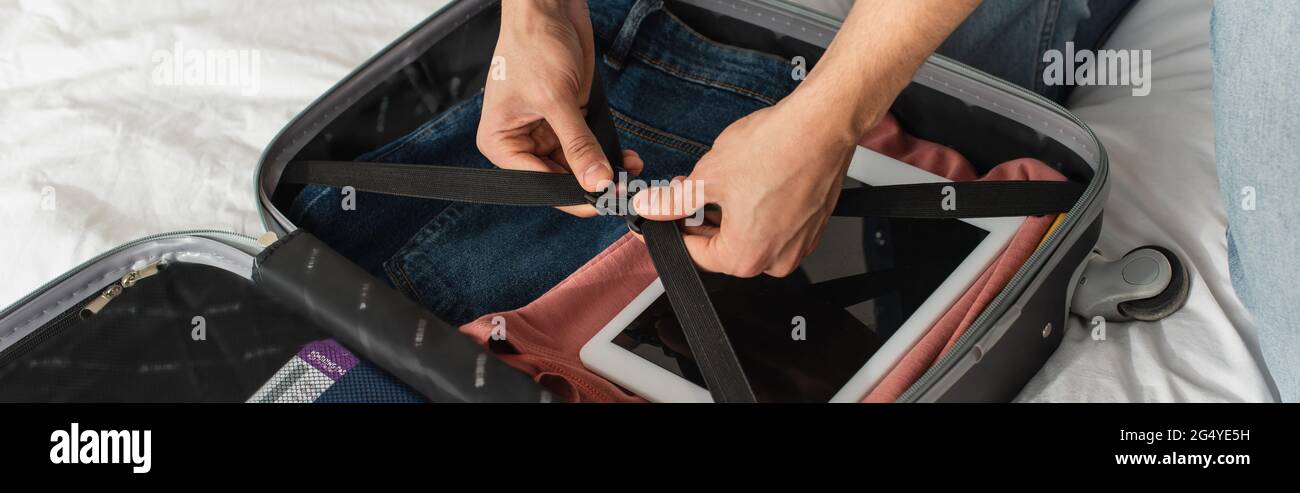 Vista tagliata delle cinture di sicurezza uomo su letto, striscione Foto Stock