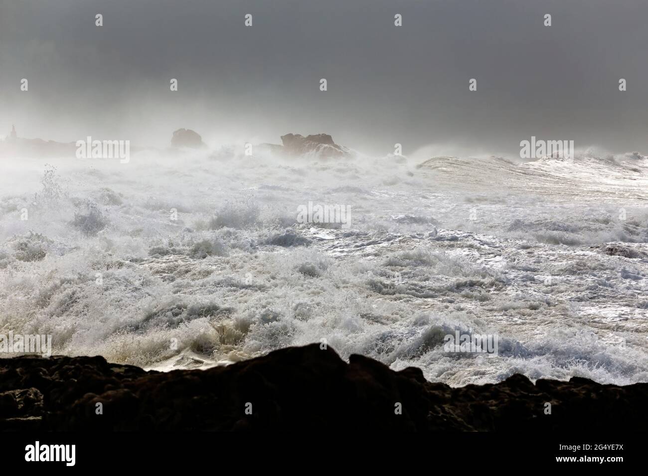 Ruvido se. Costa del Portogallo settentrionale durante la tempesta. Foto Stock