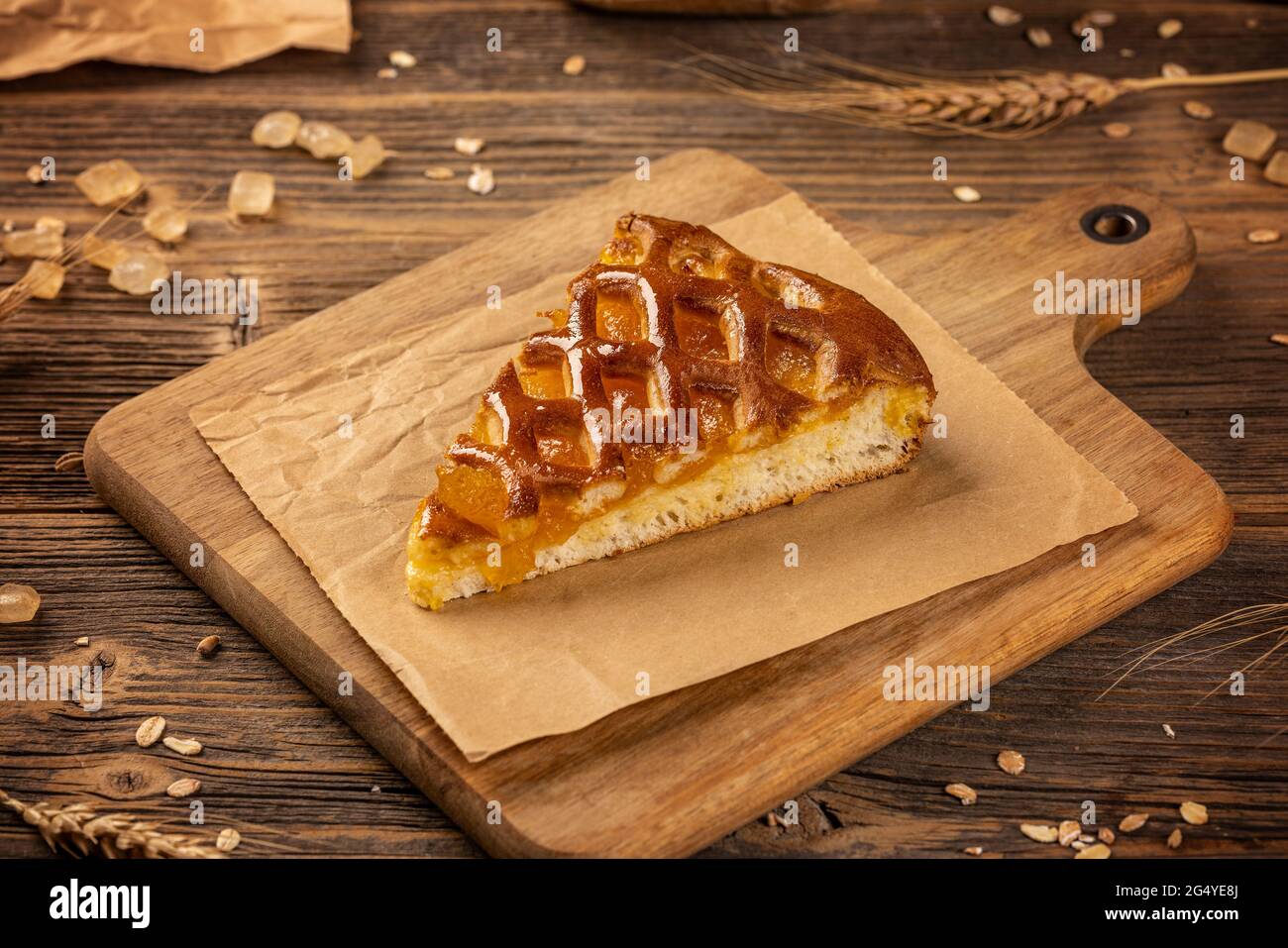 Fetta di torta frolla di albicocca su rustico sfondo di legno Foto Stock