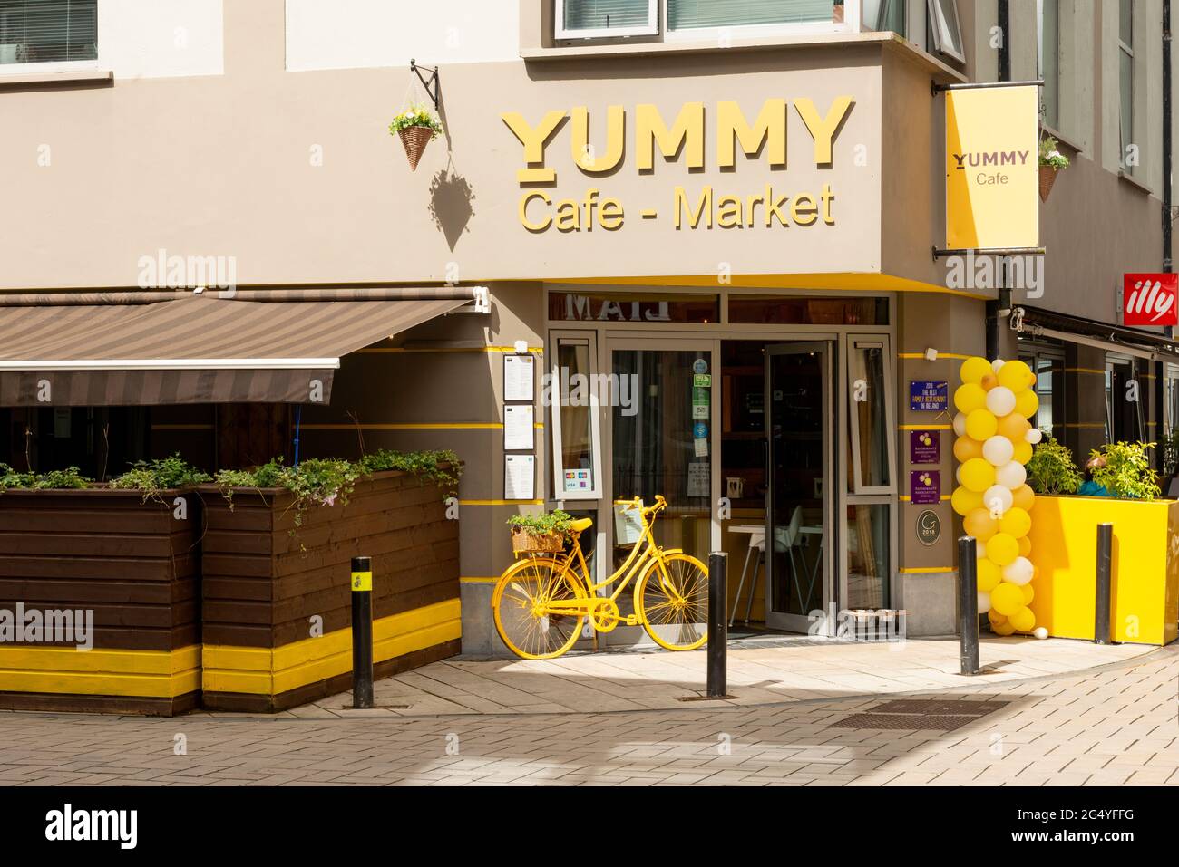 Yummy Cafe Market presso la piazza di Tralee, County Kerry, Irlanda Foto Stock