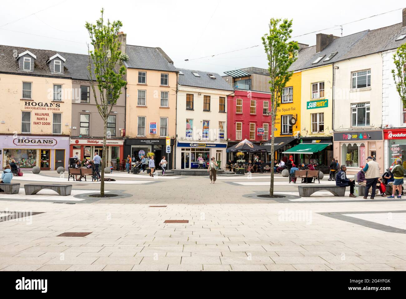 Lo spazio aperto e l'area commerciale della piazza nel centro della città di Tralee, County Kerry, Irlanda dal 2021 Foto Stock