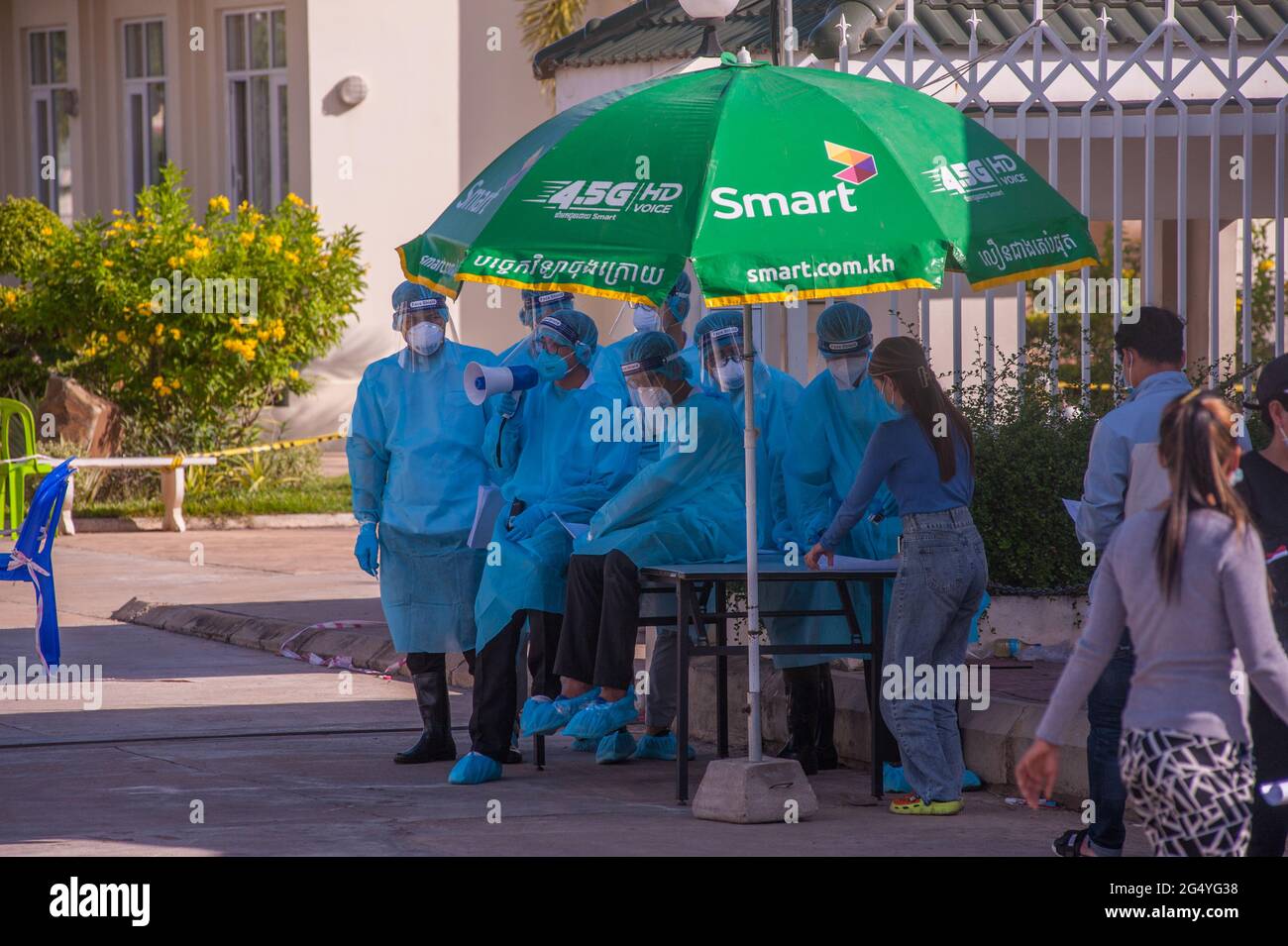 Phnom Penh, Cambogia. 24 giugno 2021. Per 4 mesi Phnom Penh ha combattuto contro un picco COVID - 19. EMT in pieno PPE dirigere un sito di test di massa / vaccinazione durante la pandemia del coronavirus. Credit: Kraig Lieb / Alamy Live News Foto Stock