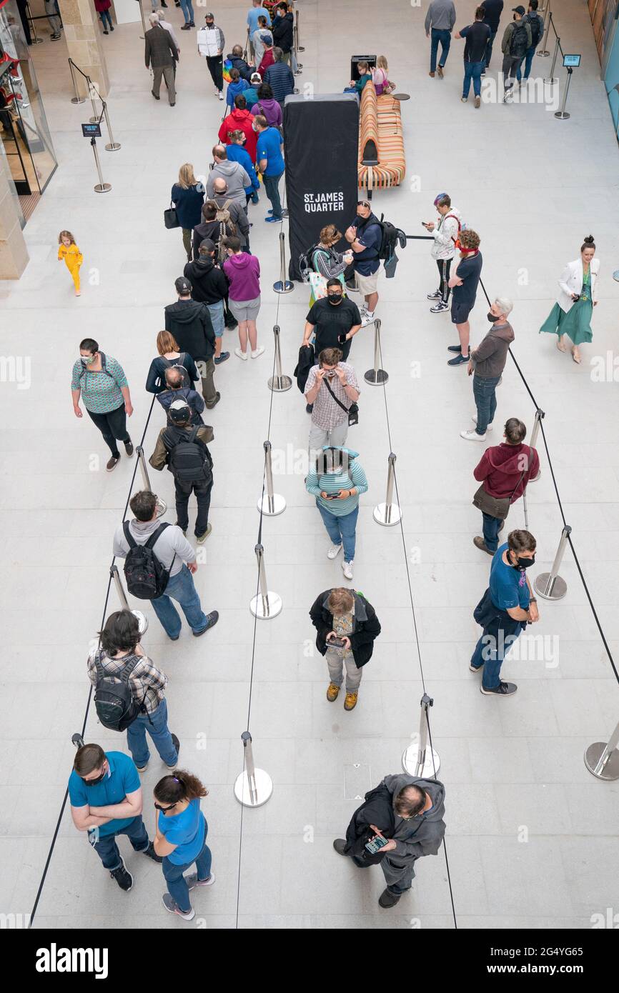 Coda di persone per i negozi all'apertura del centro commerciale St James Quarter di Edimburgo. La prima fase del nuovo centro commerciale è stata inaugurata dopo cinque anni di costruzione. Data di emissione: Giovedì 24 giugno 2021. Foto Stock