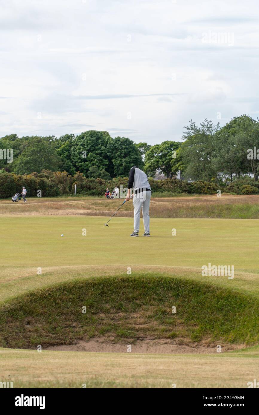 Montrose, Angus, Scotland, UK, 23 giugno 2021: Questa settimana il PGA Europro Tour - The Eagle Orchid Scottish Masters, si svolge a Montrose Golf Links. Giocare sul quinto campo da golf più antico del mondo. (Corso 1562) oggi è il secondo turno del torneo principale, con il primo tee off a 0630, i Pro giocheranno per una parte del fondo premio di £49,235. Joe Dean ha giocato e ha svolto un ottimo secondo round, con 7 under par, lasciandolo al secondo posto con un round da andare. Molti altri giocatori potrebbero spingere Joe più in basso la classifica mentre la giornata progredisce. (Credit-Barry Nixon/Alamy Foto Stock