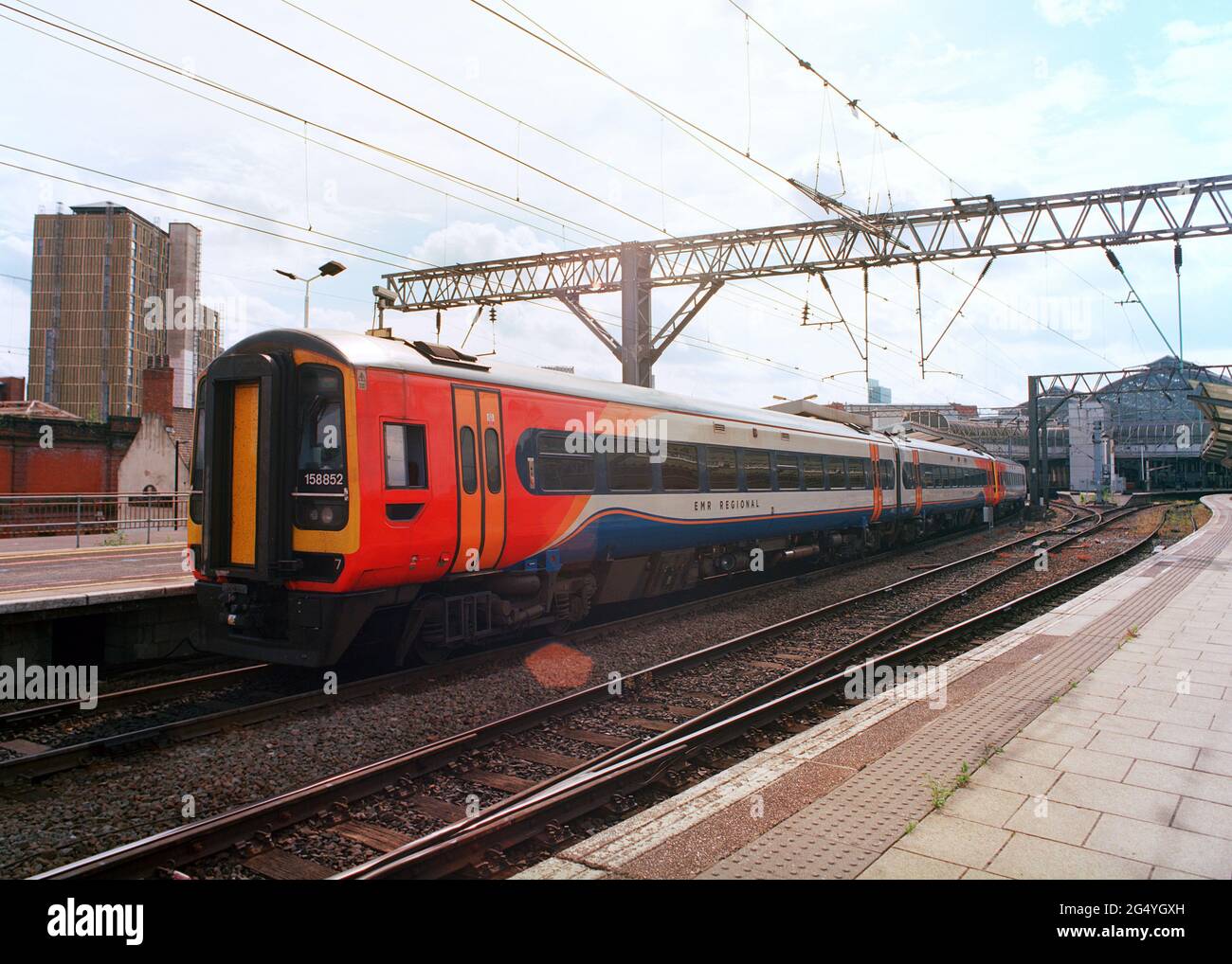 Manchester, Regno Unito - 19 giugno 2021: Un treno espresso (Classe 158) gestito dalla EMR (East Midlands Railway) alla stazione ferroviaria di Manchester Piccadilly. Foto Stock