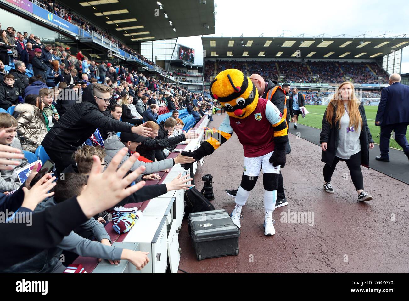 Una Mascot intrattiene la folla allo stadio Turf Moor del Burnley Football Club, nel Lancashire, Inghilterra. Foto Stock