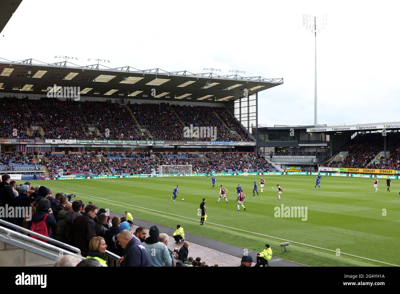 Folla allo stadio Turf Moor del Burnley Football Club a Lancashire, Inghilterra. Foto Stock