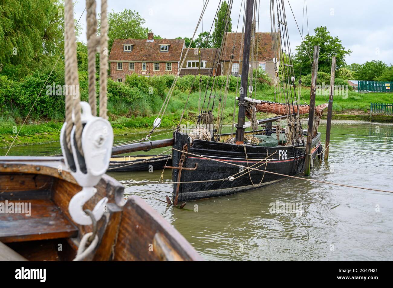 Il gommone di barca a vela 'Edith May' in primo piano con il Whitstable Oyster Smack Thistle F86 dietro ormeggiato a Halstow inferiore, Kent, Inghilterra. Foto Stock