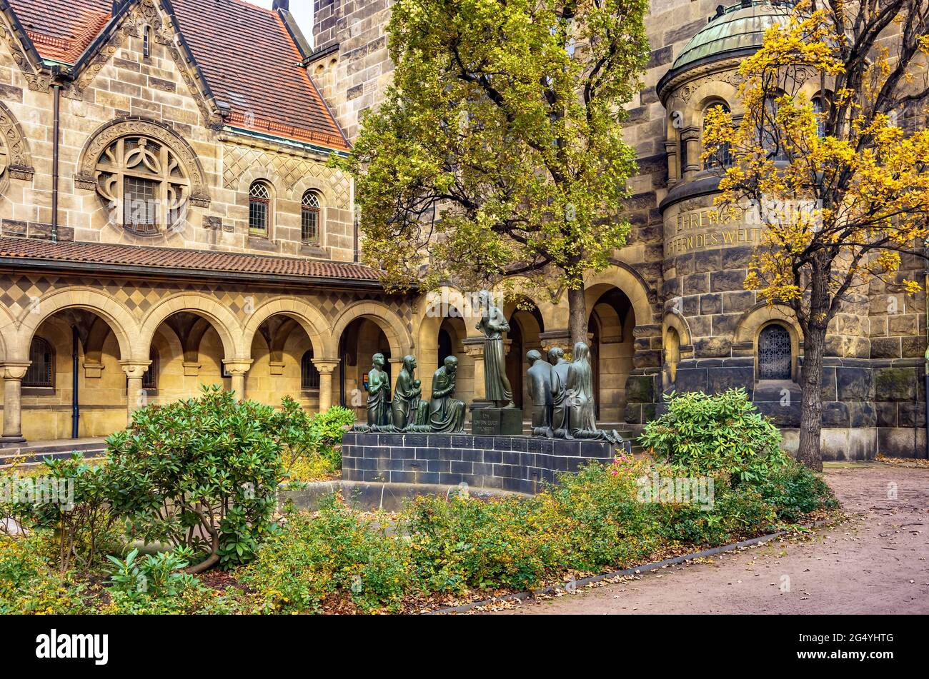 Chiesa di riconciliazione a Dresda, Sassonia, Germania: Atrio con portici e statua di gruppo del Cristo consolante di Selmar Werner. Foto Stock