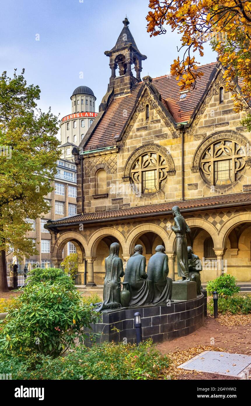 Chiesa di riconciliazione a Dresda, Sassonia, Germania: Atrio con portici e statua di gruppo del Cristo consolante di Selmar Werner. Foto Stock