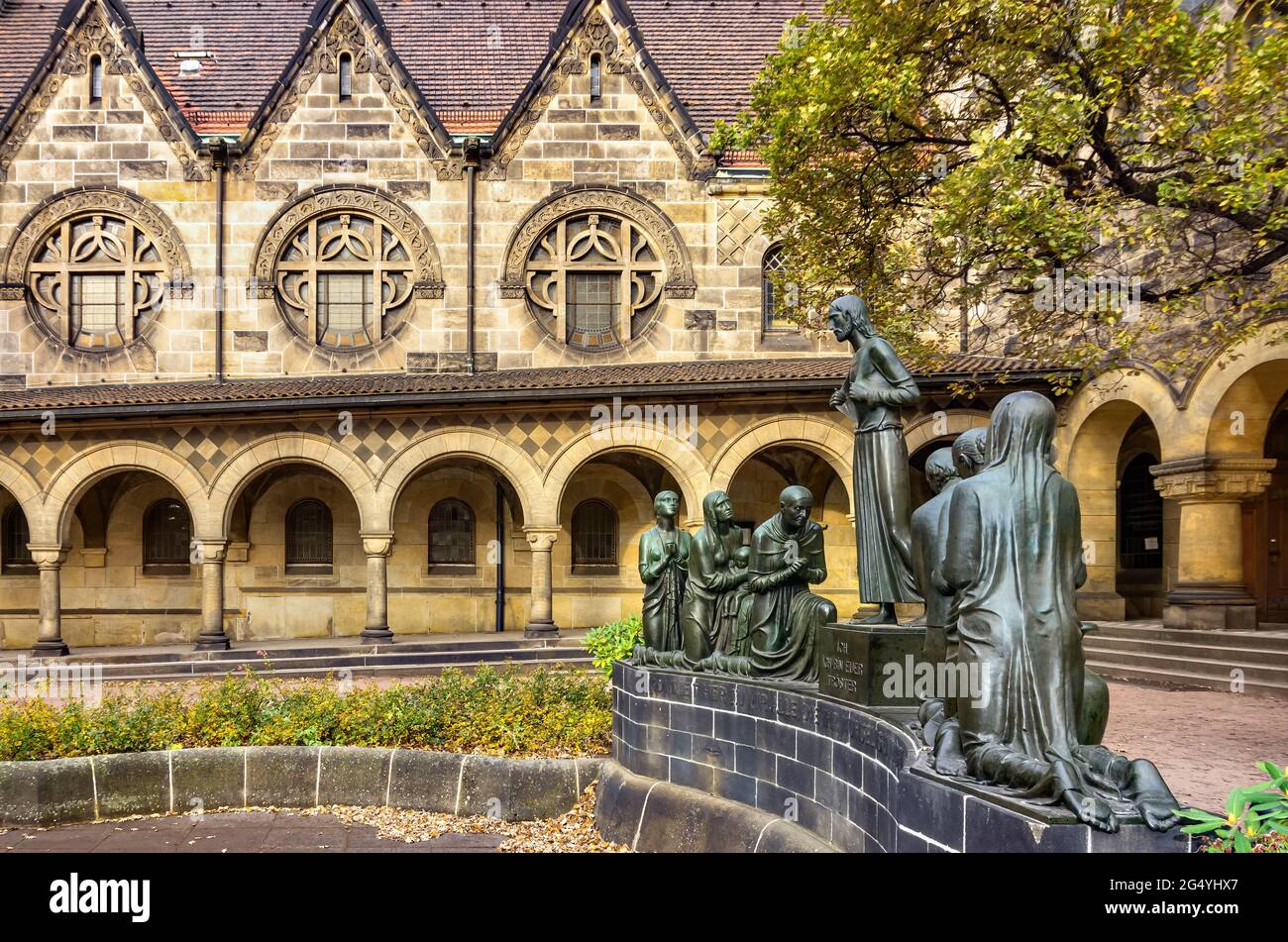 Chiesa di riconciliazione a Dresda, Sassonia, Germania: Atrio con portici e statua di gruppo del Cristo consolante di Selmar Werner. Foto Stock