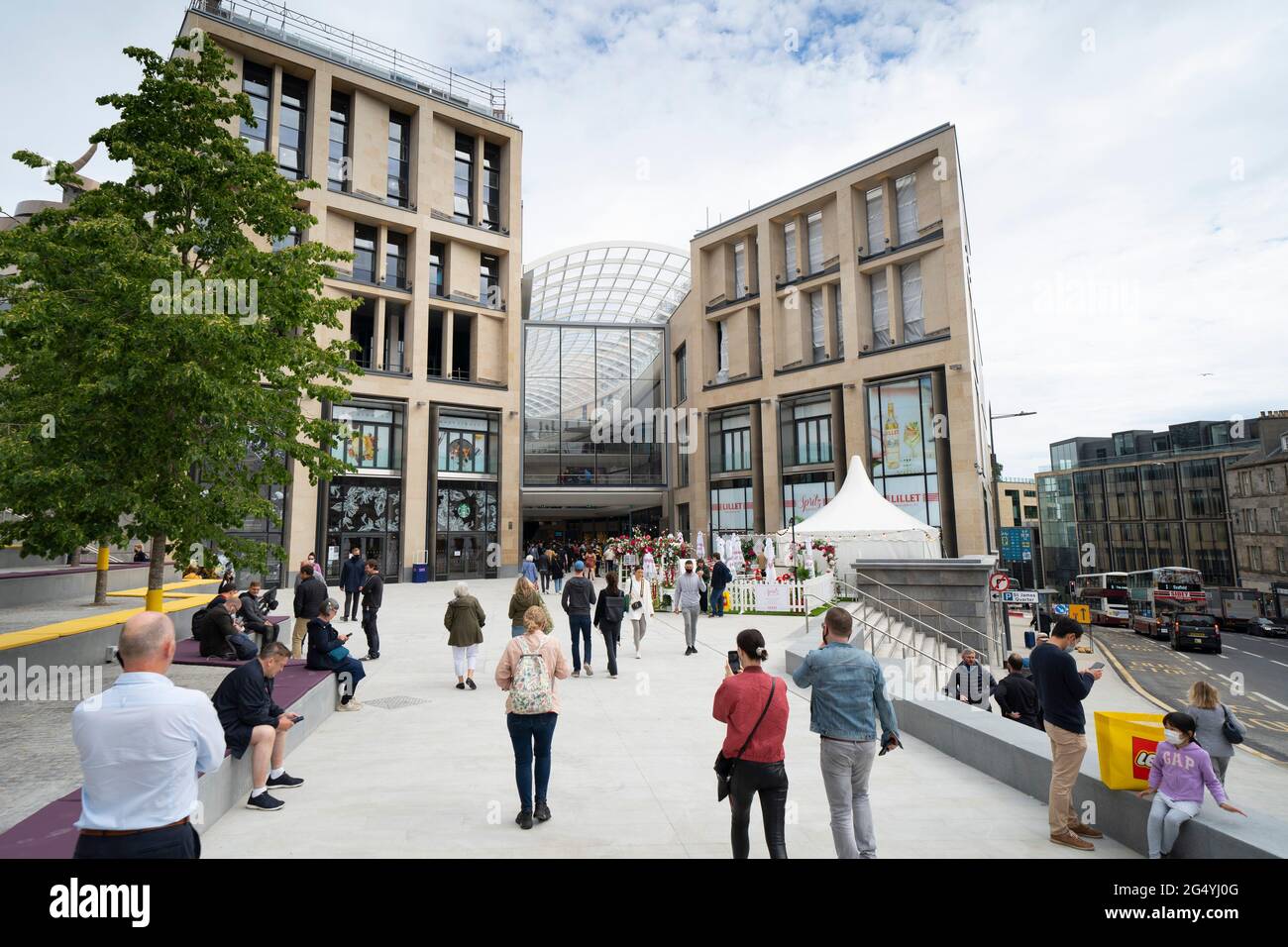 Edimburgo, Scozia, Regno Unito. 24 giugno 2021. Prime immagini del nuovo St James Quarter che ha aperto questa mattina a Edimburgo. Il grande complesso commerciale e residenziale ha sostituito il St James Centre, che ha occupato il sito per molti anni. PIC; esterno dell'entrata al centro commerciale su Leith Street. Iain Masterton/Alamy Live News Foto Stock