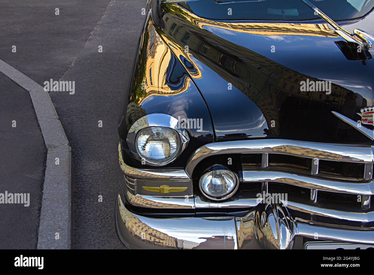 ST. PETERSBURG, RUSSIA - 9 GIUGNO 2021: Cadillac Coupe Deville 1950, auto nera executive, vecchia auto classica retrò, era di grande gatsby, la città di riflessione Foto Stock