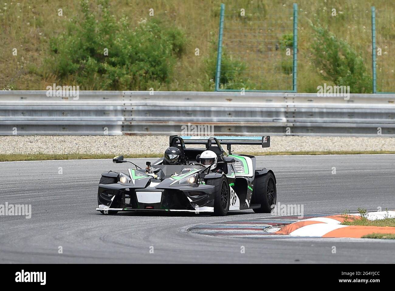 Brno, Repubblica Ceca. 23 Giugno 2021. Petr Haluska, pilota e appassionato di automobili, ha creato un record speciale con l'auto sportiva ultraleggera KTM X-BOW sul circuito Masaryk di Brno, Repubblica Ceca, il 23 giugno 2021. Ha percorso la pista lunga 5 chilometri e 403 metri in 3 minuti e 40,531 secondi. Credit: Vaclav Salek/CTK Photo/Alamy Live News Foto Stock