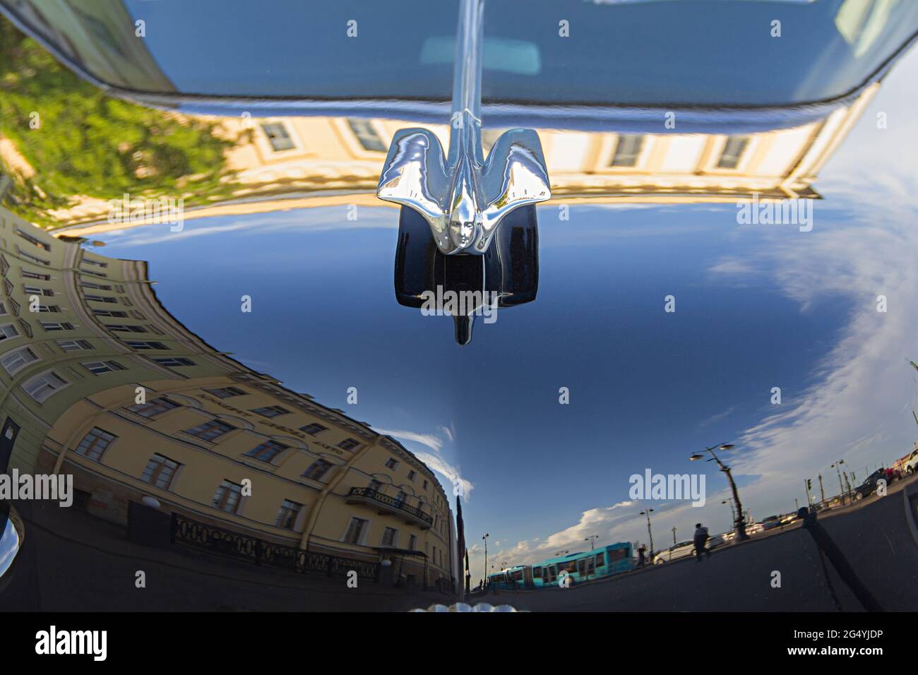 ST. PETERSBURG, RUSSIA - 9 GIUGNO 2021: Cadillac Coupe Deville 1950, auto nera executive, vecchia auto classica retrò, era di grande gatsby, la città di riflessione Foto Stock