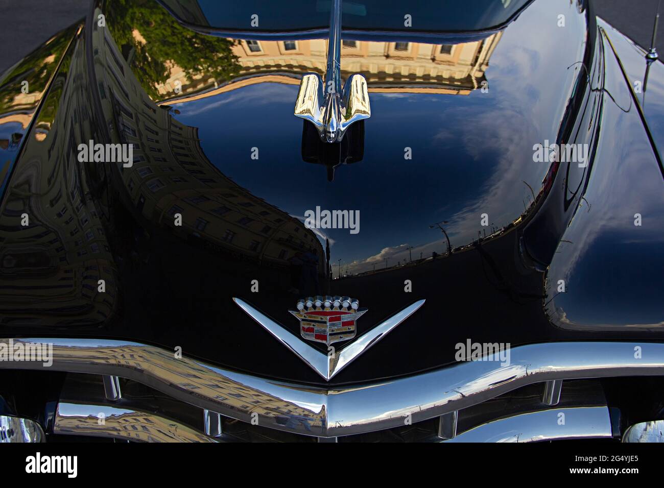 ST. PETERSBURG, RUSSIA - 9 GIUGNO 2021: Cadillac Coupe Deville 1950, auto nera executive, vecchia auto classica retrò, era di grande gatsby, la città di riflessione Foto Stock