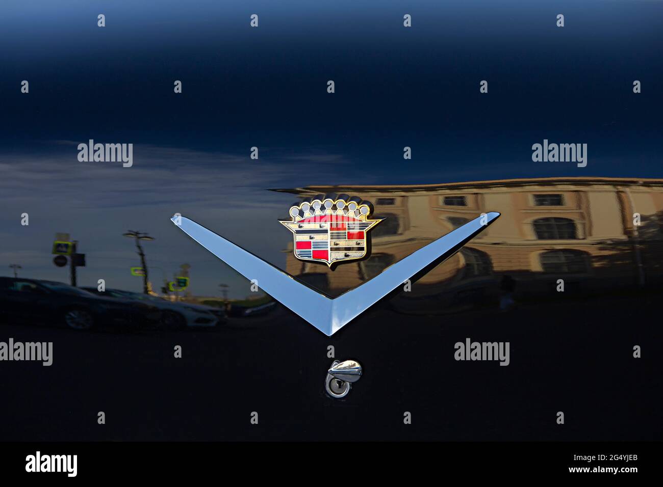 ST. PETERSBURG, RUSSIA - 9 GIUGNO 2021: Cadillac Coupe Deville 1950, auto nera executive, vecchia auto classica retrò, era di grande gatsby, la città di riflessione Foto Stock