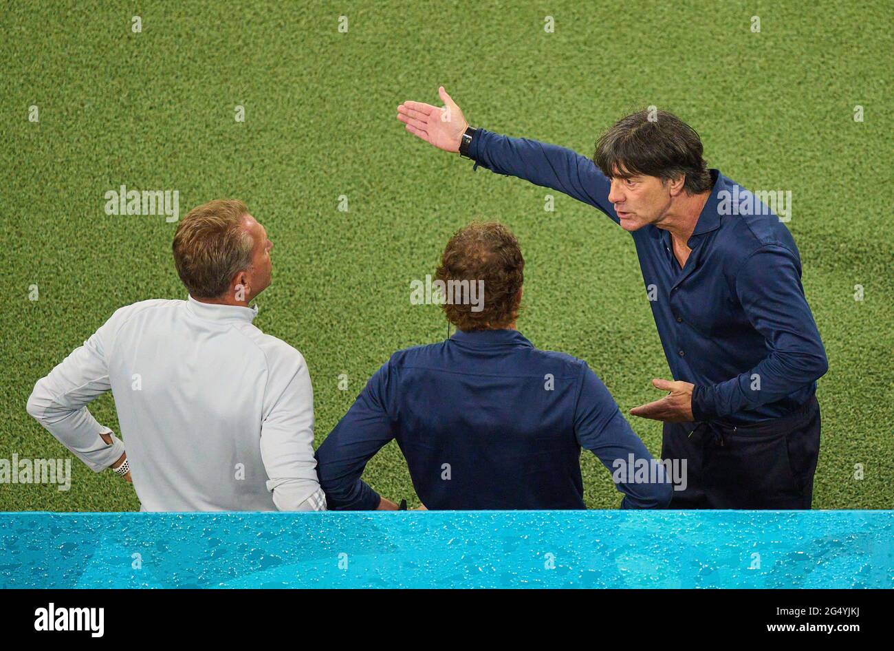 Il capo della DFB Joachim Jogi LOEW, Löw , Bundestrainer, Nationaltrainer, reagisce con Marcus SORG, allenatore assistito DFB Andreas KOEPKE , allenatore di portiere DFB, nella partita del Gruppo F GERMANIA - UNGHERIA 2-2 ai Campionati europei UEFA 2020 di calcio nella stagione 2020/2021 il 23 giugno 2021 a Monaco, Germania. © Peter Schatz / Alamy Live News Foto Stock