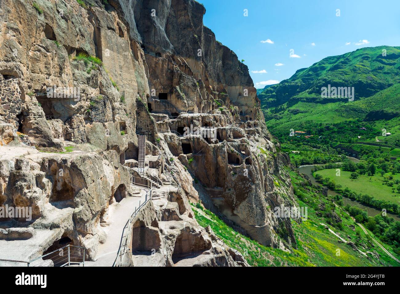 Attrazione turistica di Georgia Vardzia - città grotta nella roccia Foto Stock