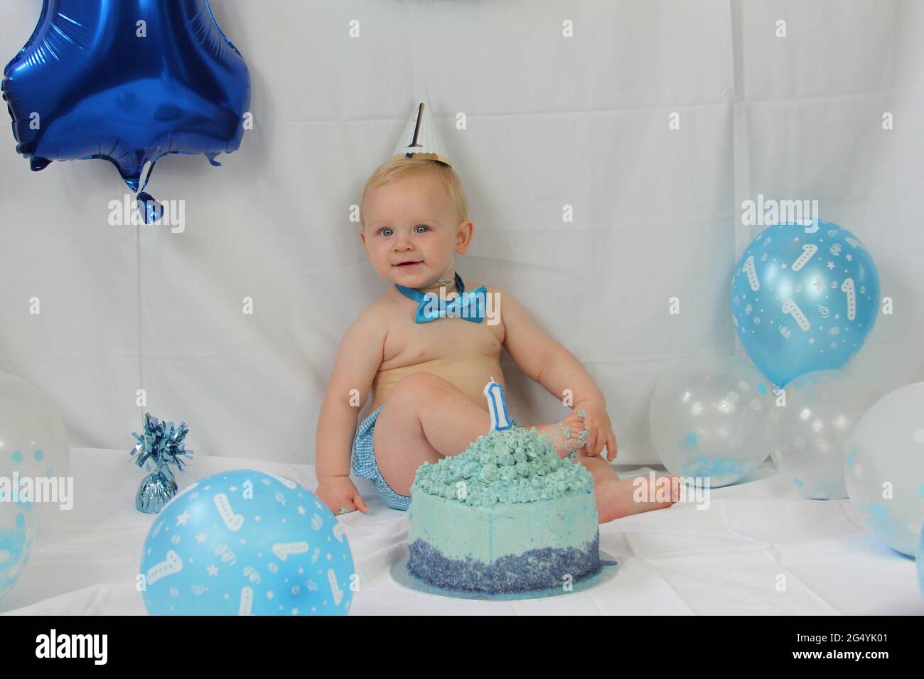 Baby boy primo compleanno, una torta smash party Foto stock - Alamy