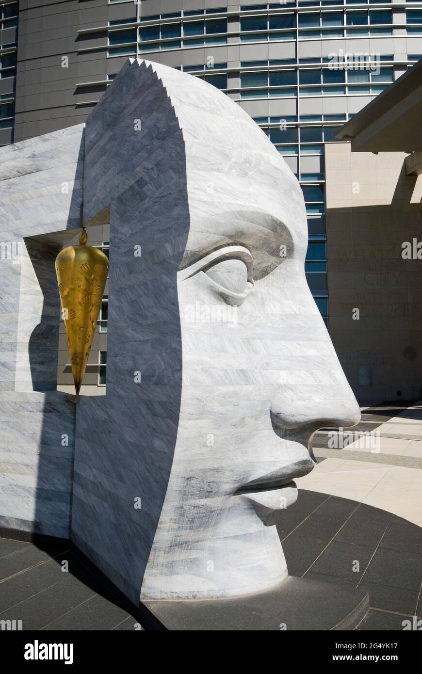 Janus Head Sculpture presso Wellington E. Webb Municipal Office Building, Denver, Colorado, USA Foto Stock