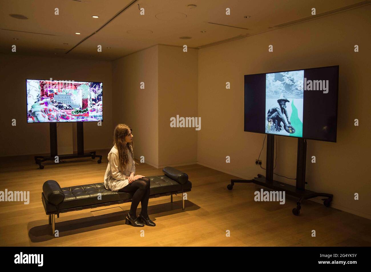 Londra UK 24 giugno 2021 Bonhams ospiterà la prima collaborazione curata al mondo tra una piattaforma di arte digitale e una casa d'aste, offrendo per la prima volta una vendita esclusiva di NFT, dal titolo CryptOG: The Pioneers of NFT Art, sarà il primo a mettere in risalto le opere d'arte uniche dei creatori – The OG – di Crypto Art, e si terrà online dal 21-30 giugno bonhams.com. Bonhams accetterà anche il pagamento in Ethereum per questa asta. Le opere saranno inoltre proiettate presso la sede centrale di Bonhams a New Bond Street durante la Contemporary Art Week, che si concluderà con il Modern & Contemporary di Bonhams Foto Stock