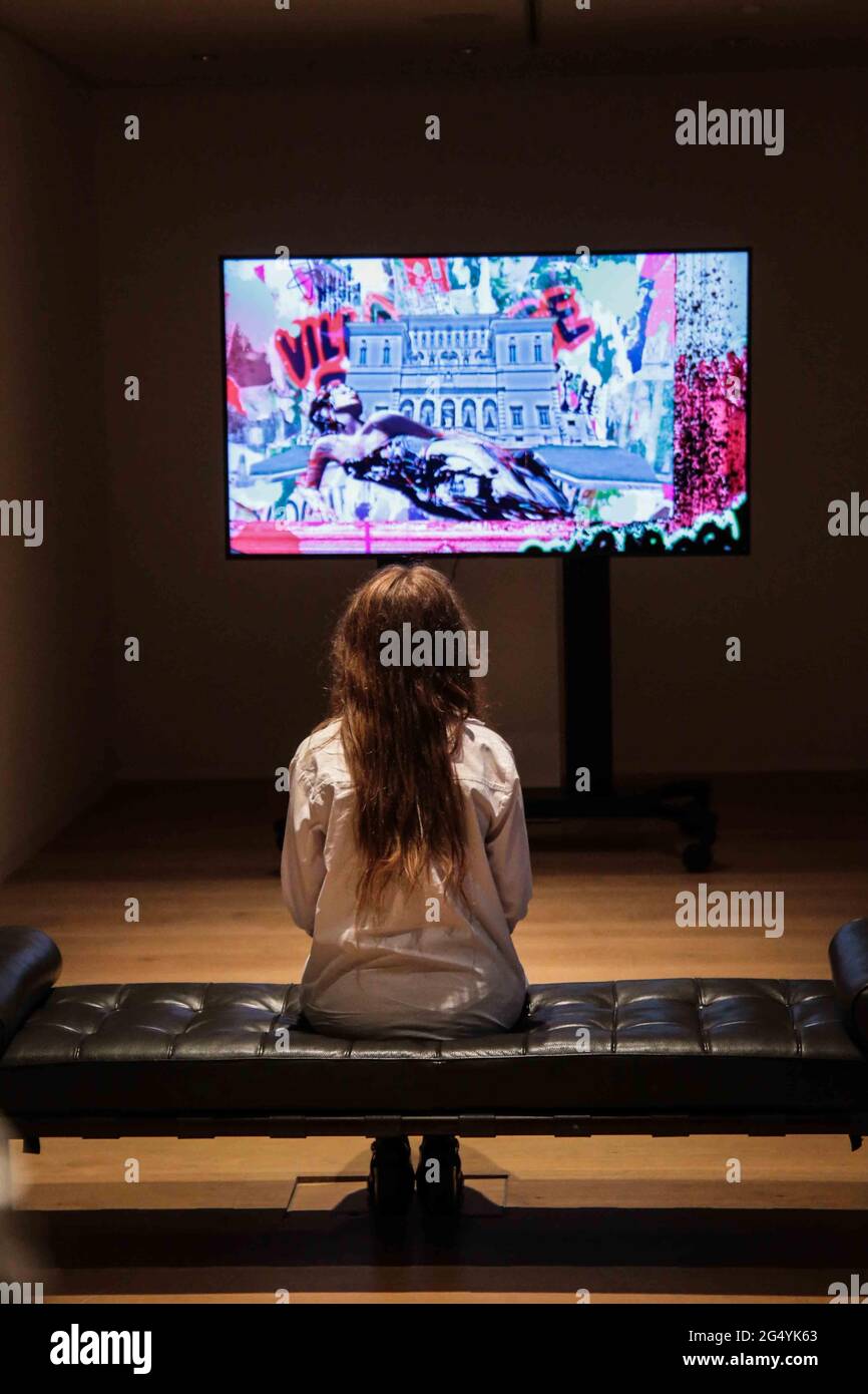 Londra UK 24 giugno 2021 Bonhams ospiterà la prima collaborazione curata al mondo tra una piattaforma di arte digitale e una casa d'aste, offrendo per la prima volta una vendita esclusiva di NFT, dal titolo CryptOG: The Pioneers of NFT Art, sarà il primo a mettere in risalto le opere d'arte uniche dei creatori – The OG – di Crypto Art, e si terrà online dal 21-30 giugno bonhams.com. Bonhams accetterà anche il pagamento in Ethereum per questa asta. Le opere saranno inoltre proiettate presso la sede centrale di Bonhams a New Bond Street durante la Contemporary Art Week, che si concluderà con il Modern & Contemporary di Bonhams Foto Stock