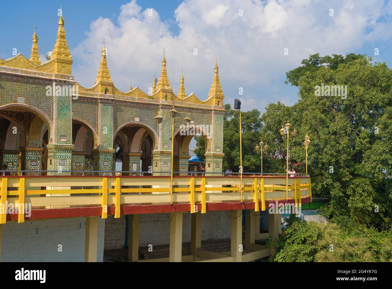 MANDALAY, MYANMAR - DEC 19, 2016: Vista sulla terrazza del tempio buddista Sutaung Pyai Pagoda. Collina sacra della città di Mandalay Foto Stock