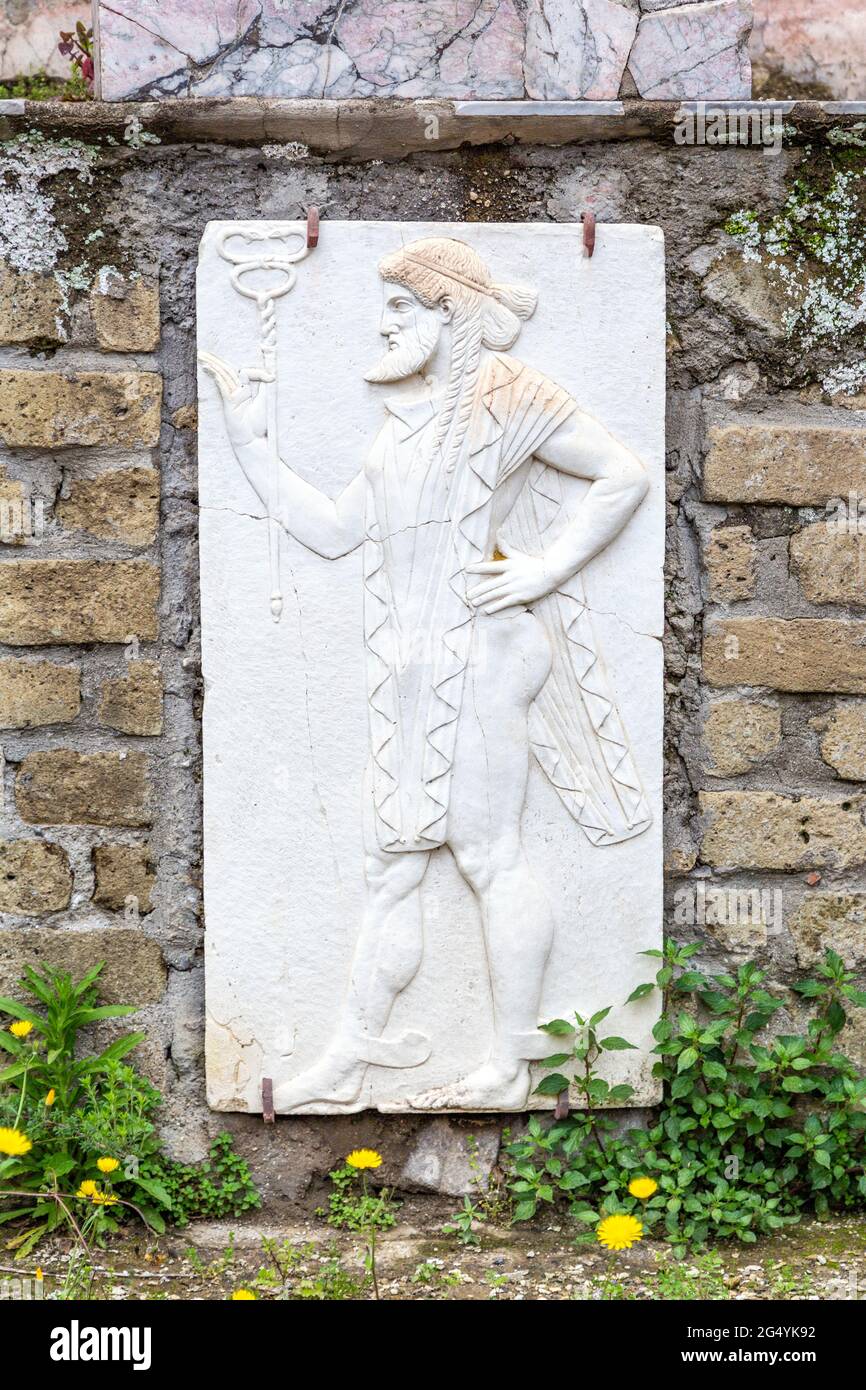 Rilievo marmoreo intagliato del dio romano Mercurio nel santuario dei quattro dei (Sacro dei quattro dei) nell'antica città di Ercolano, Campania, Italia Foto Stock