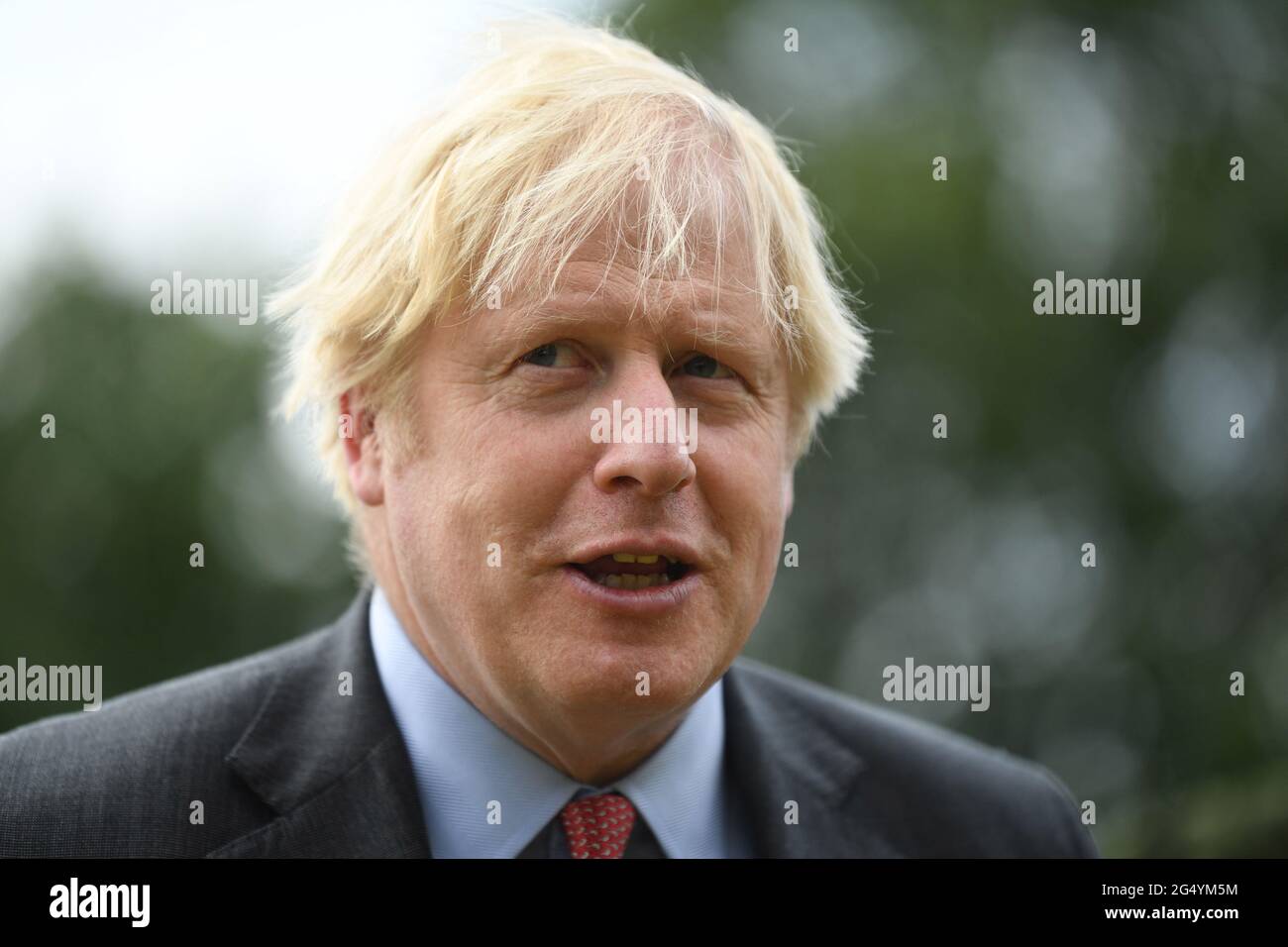 Il primo ministro Boris Johnson visita il nuovo Ranger Regiment durante una visita ad Aldershot Garrison nell'Hampshire per celebrare la settimana delle forze armate. Data immagine: Giovedì 24 giugno 2021. Il credito fotografico dovrebbe essere: Daniel Leal-Olivas/PA Wire Foto Stock