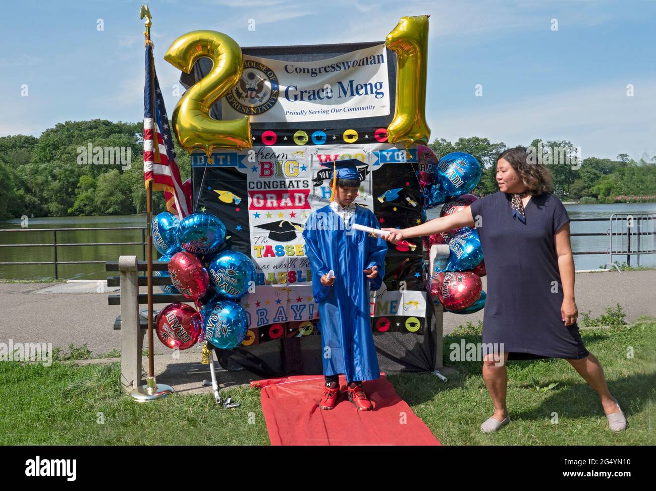 Con le lauree severamente frenate dal covid, la congresswoman Grace Meng ha invitato gli allievi ad una celebrazione esterna. In un parco a Queens, New York. Foto Stock