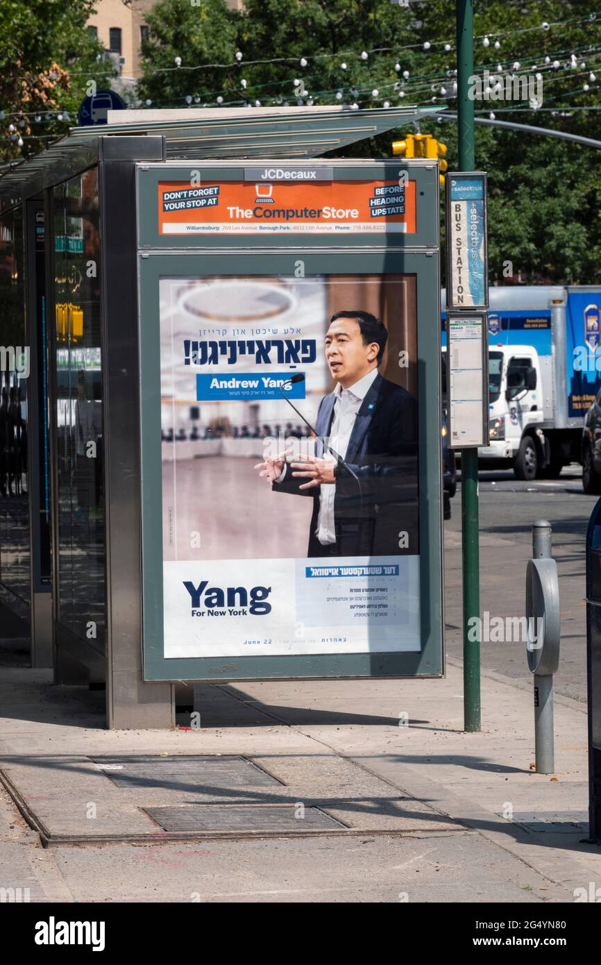 Un cartello presso una fermata dell'autobus che promuove la candidatura di Andrew Yang per il sindaco di New York City affermando che ci porterà insieme. Foto Stock
