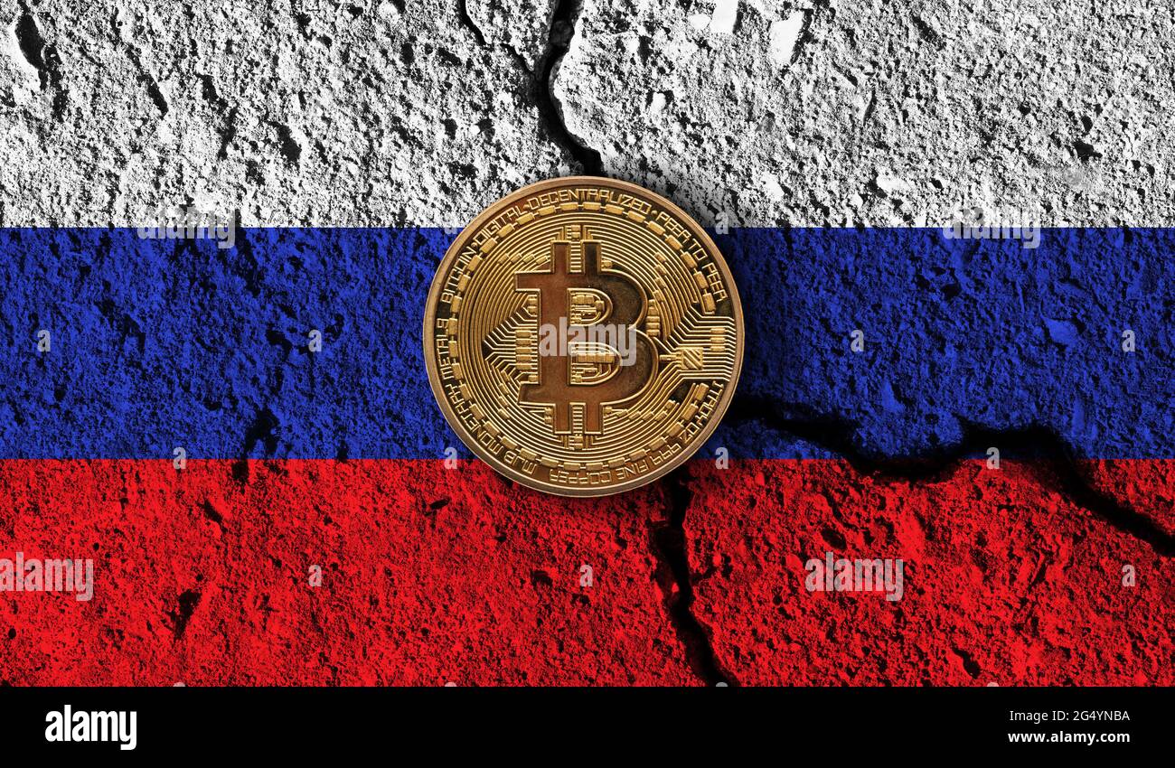 Moneta criptovaluta Bitcoin con bandiera russa rotta. Restrizioni Crypto Foto Stock