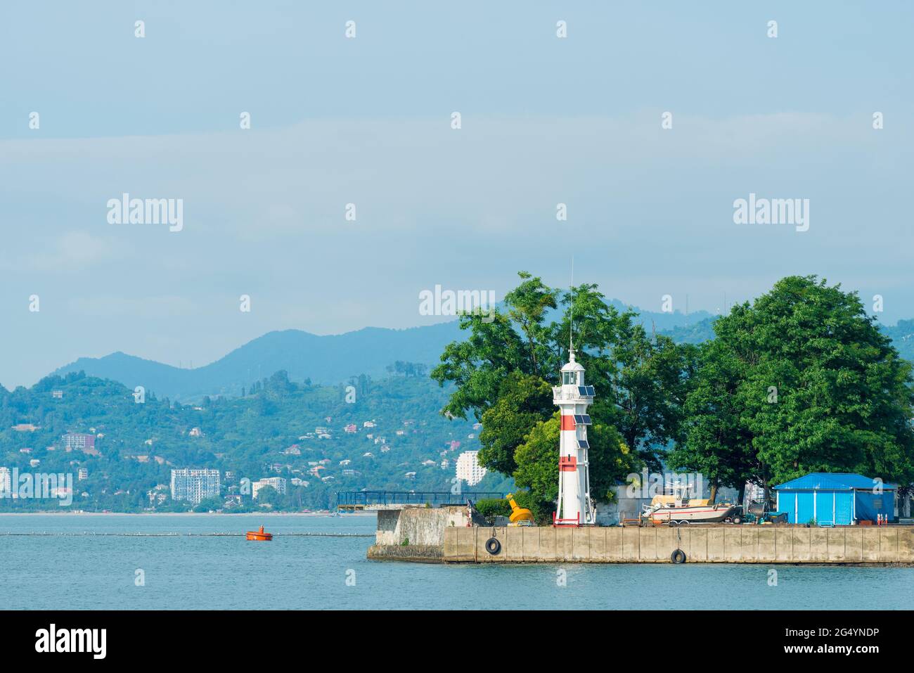 Faro a strisce sulla riva della città, fotografa in una giornata limpida Foto Stock