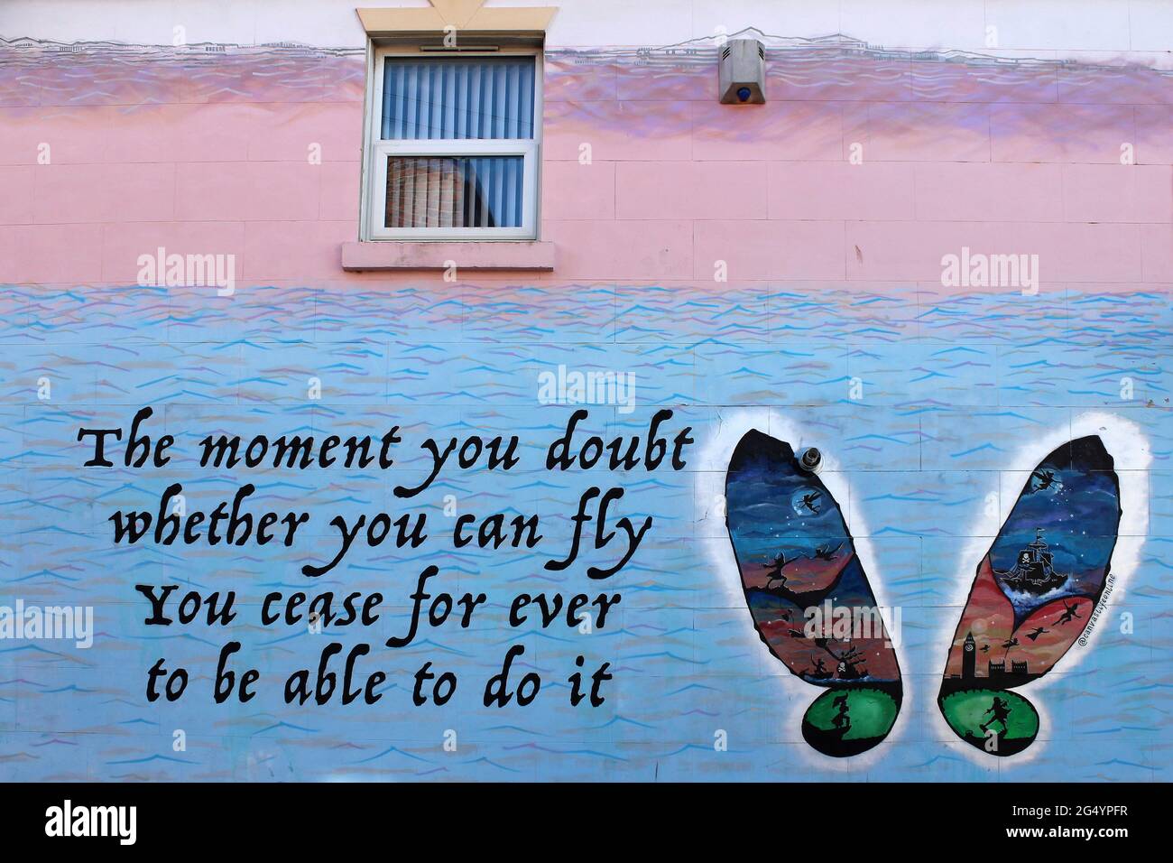 Peter Pan Art & quote on Building di JM Barrie Foto Stock