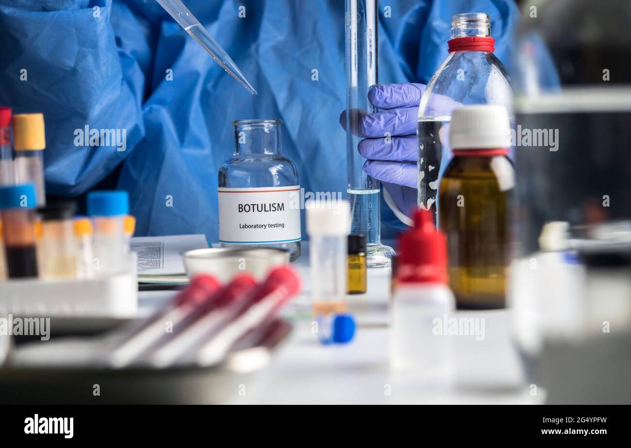 Specialista analizza il botulismo campioni in laboratorio, immagine concettuale Foto Stock