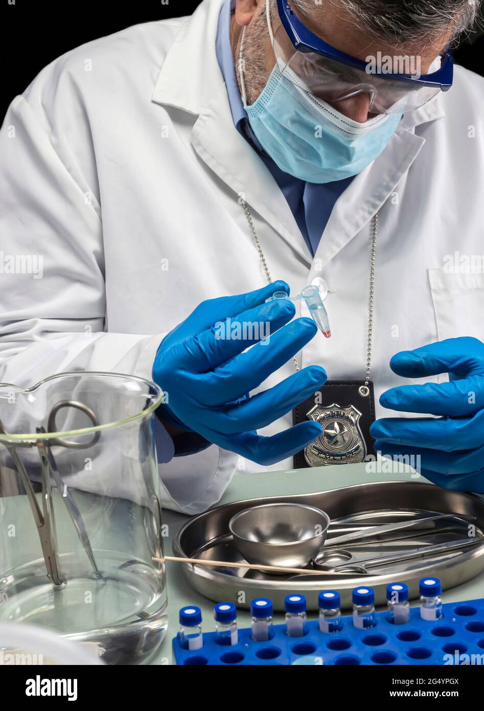 Lo scienziato della polizia tiene una fiala con una traccia di sangue sul tampone per indagare l'omicidio nel laboratorio di criminalità, immagine concettuale Foto Stock