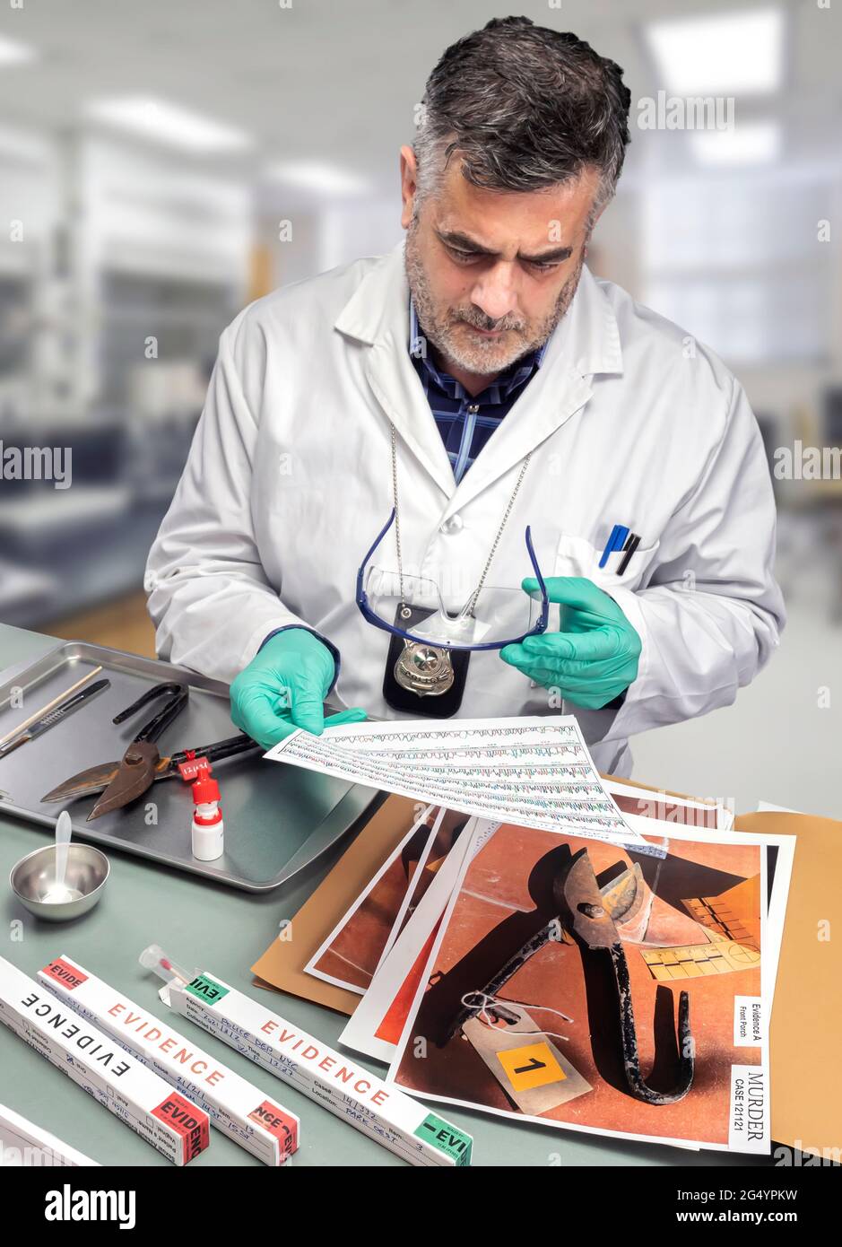Lo scienziato di polizia controlla l'analisi cromatografica per tracce di DNA sul coltello in laboratorio di criminalità, immagine concettuale Foto Stock