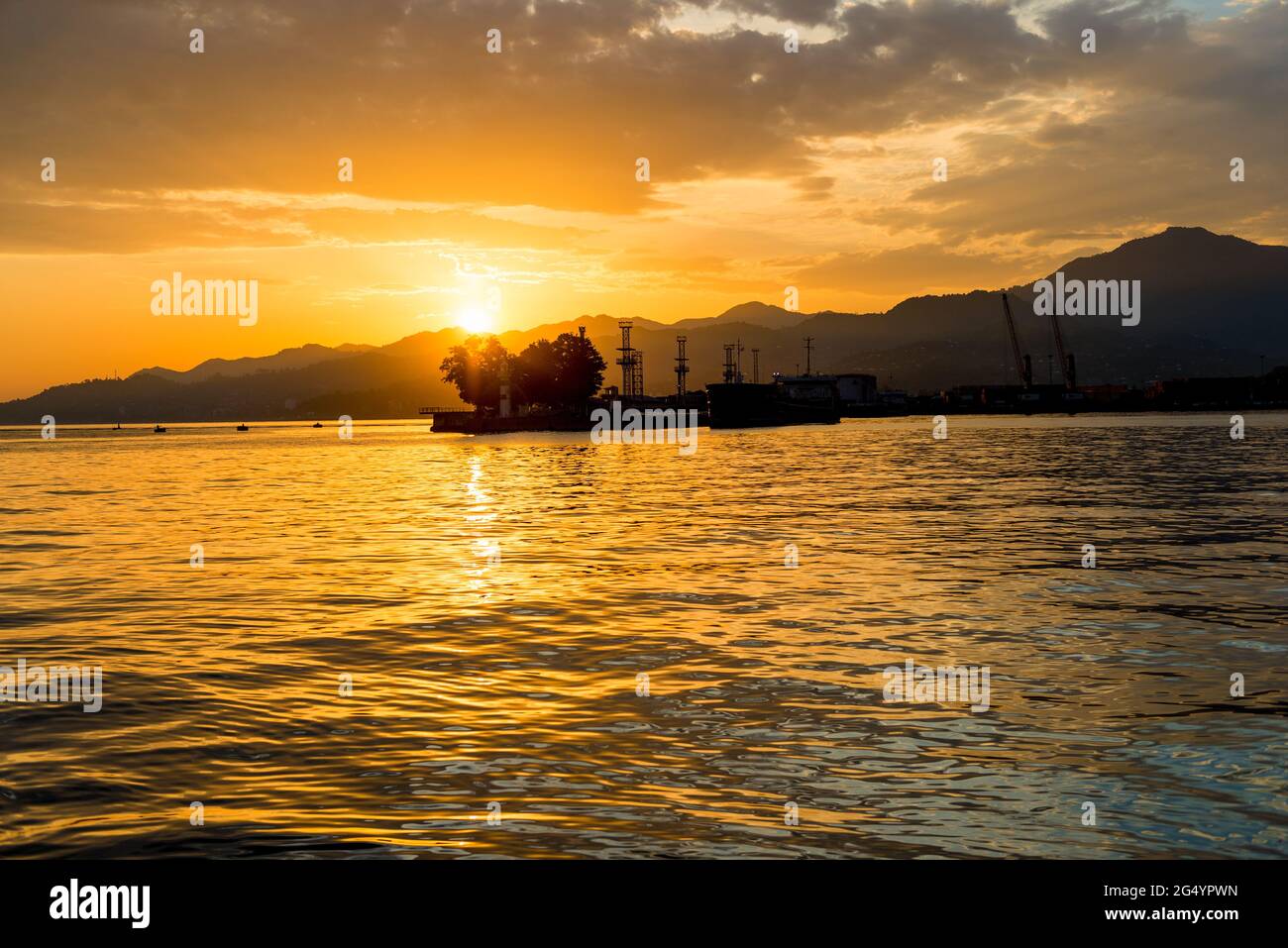 Splendido tramonto sul mare, vista sul porto Foto Stock