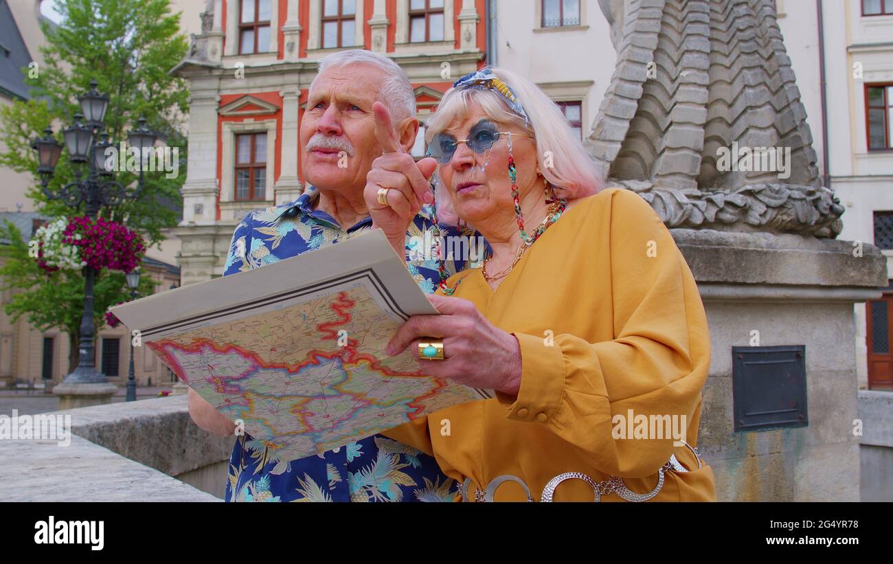 Nonna anziana e nonno turisti in cerca di un posto per andare in città nuova utilizzando carta mappa Foto Stock