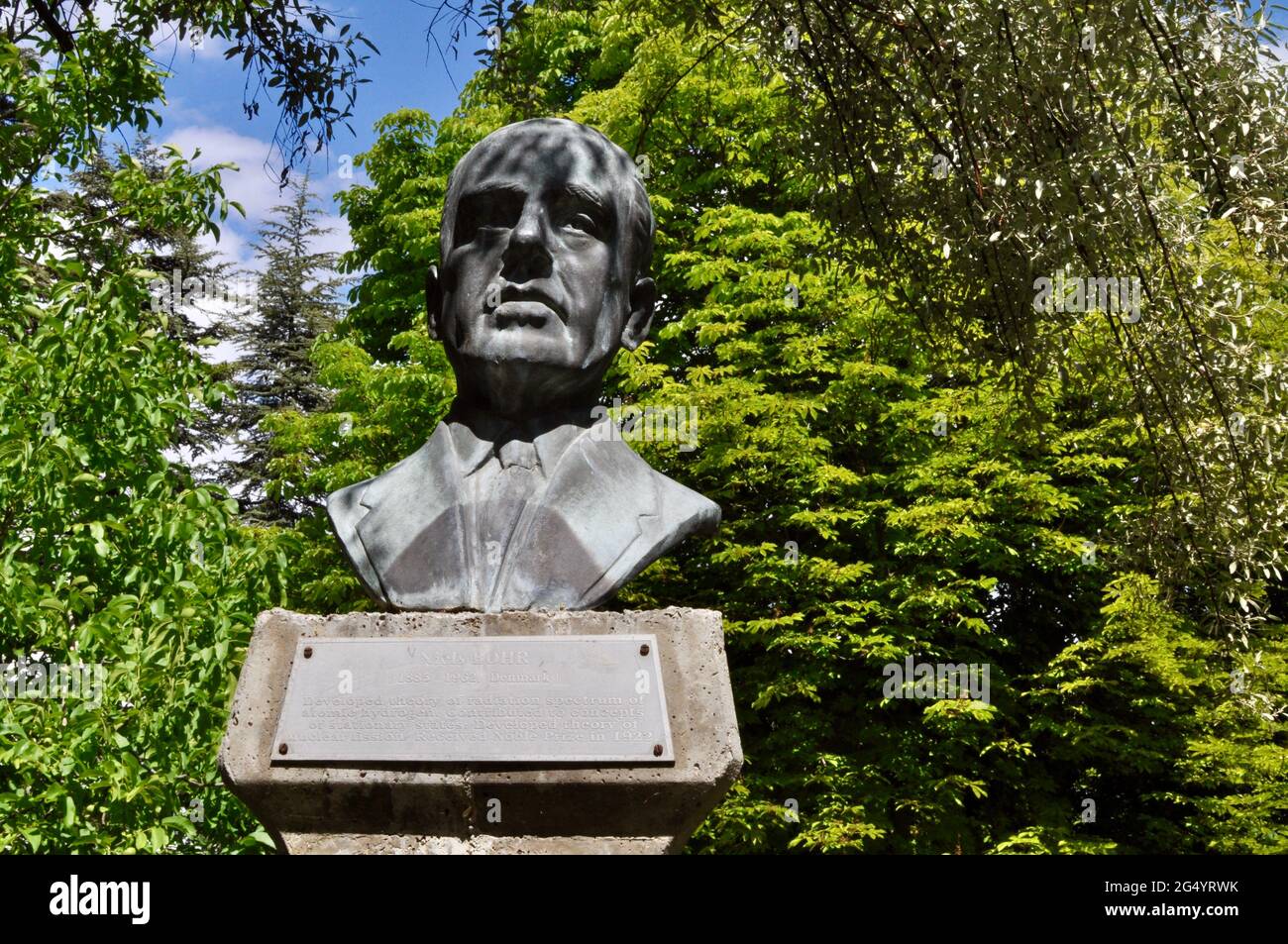 Il busto di bronzo di Neils Bohr al verde parco METU. Fisico danese che ha fornito contributi fondamentali per la comprensione della struttura atomica e. Foto Stock